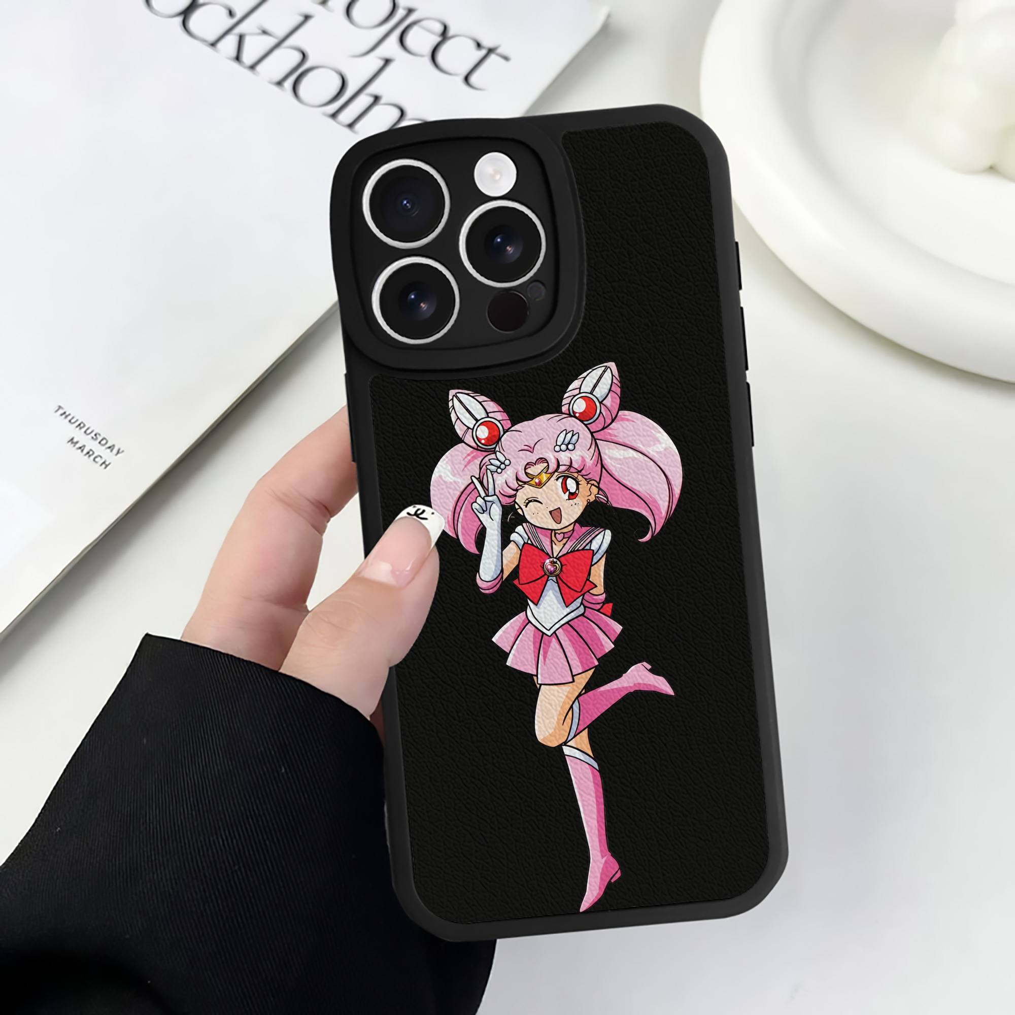 （画像用） 美少女戦士セーラームーン ちびうさ Sailor Moon Chibiusa Tsukino Usagi Small Lady Serenity 【iPhone 16シリーズ対応】シリコンスマホケース（レザー調） 材質：シリコン